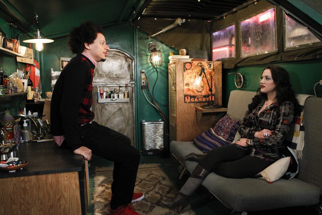Die Wahrheit über Deke (Eric André, l.) lässt Max (Kat Dennings, r.) alles andere als kalt. Die Beziehung droht auseinanderzubrechen ... - Bildquelle: Warner Bros. Television