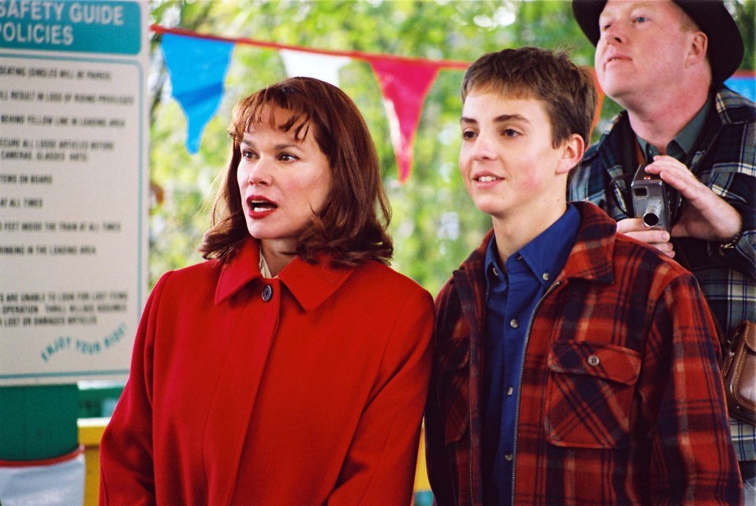 Als Jean Parker (Barbara Hershey, l.) mit ihrem Sohn Alan (Jeffrey Ballard, r.) in einem Freizeitpark mit der Achterbahn fahren will, gerät der Aus... - Bildquelle: ApolloMedia