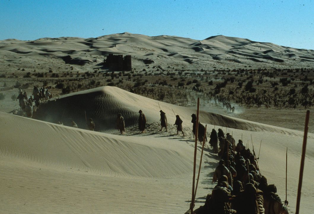 Jenseits des Stargates ist eine Landschaft, die an das alte Ägypten erinnert: Pyramiden mitten in einer Wüste. Die Menschen leben wie die alten Ä...