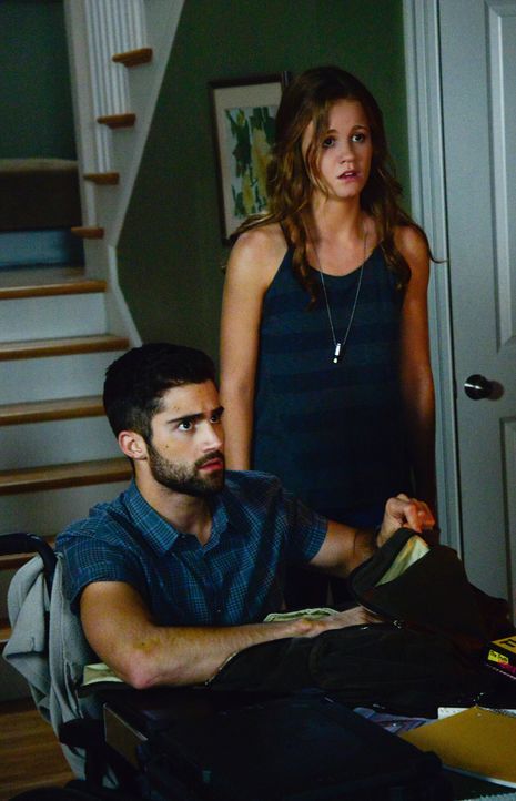 Hunter (Max Ehrich, l.) und Norrie (Mackenzie Lintz, r.) stellen Nachforschungen über die Kuppel und die Firma Aktaion an und decken erstaunliches a... - Bildquelle: Brownie Harris 2015 CBS Studios Inc.