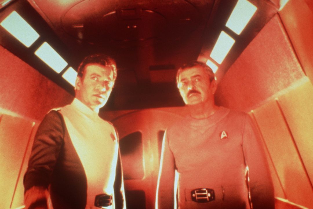 Scotty (James Doohan, r.) und Kirk (William Shatner, l.) beraten, wie sie die Erde vor der todbringenden Energiewolke retten können. - Bildquelle: Paramount Pictures
