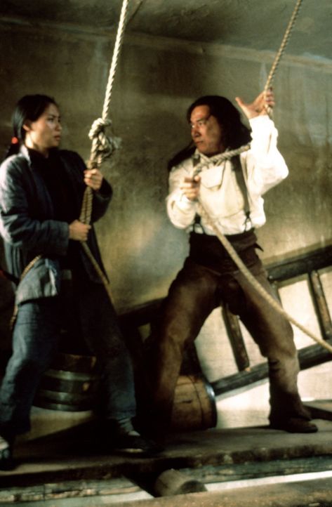 Endlich gelingt es Chon (Jackie Chan, r.), die entführte Prinzessin Pei Pei (Lucy Alexis Liu, l.) aufzutreiben. Planlos nimmt er ihre Befreiung in... - Bildquelle: SPYGLASS ENTERTAINMENT GROUP, LP
