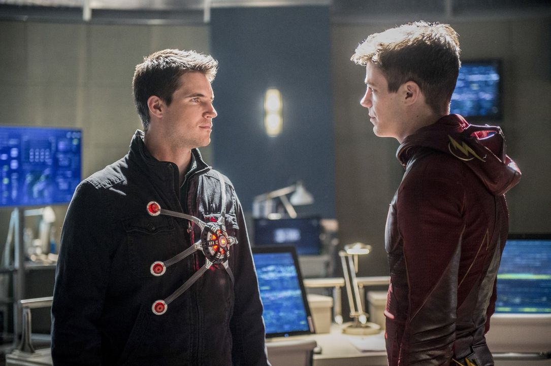 Während Barry alias The Flash (Grant Gustin, r.) in der Speed Force ein Gespräch mit Ronnie (Robbie Amell, l.) führt, versuchen Caitlin, Julian und... - Bildquelle: 2016 Warner Bros.