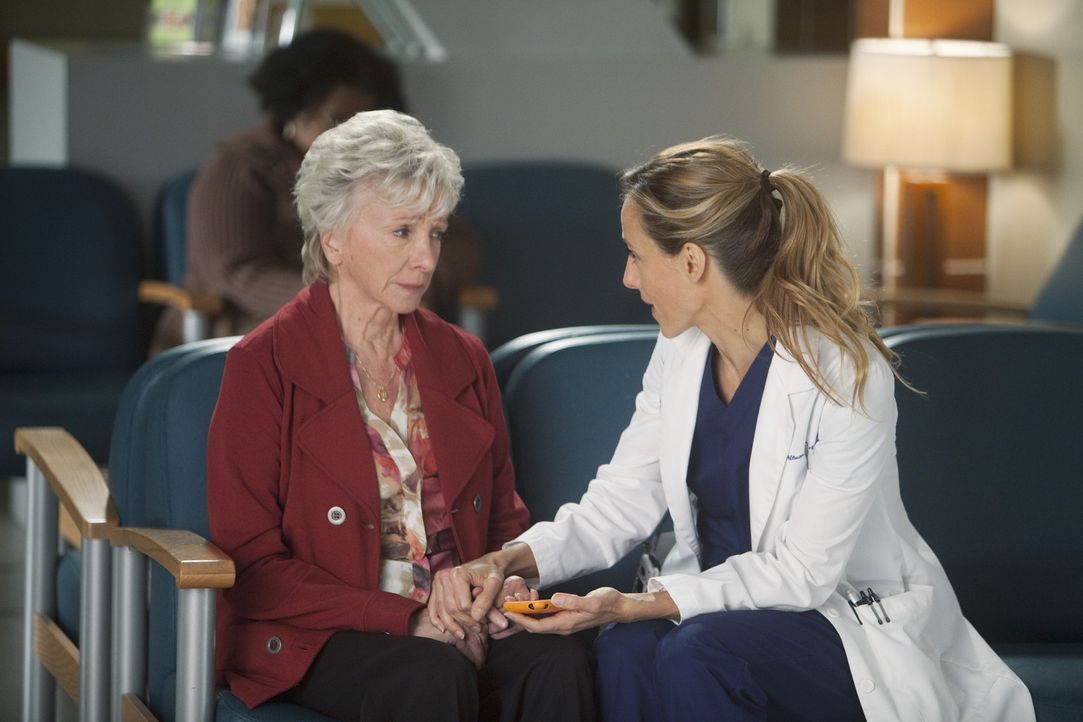 Teddy (Kim Raver, r.) kümmert sich um Emma (Elizabeth Franz, l.), die sich große Sorgen um ihren Mann macht, der sich gerade einer Herz-Operation... - Bildquelle: ABC Studios