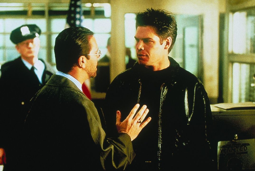 Lieutenant Nick Roos (Lou Diamond Phillips, vorne l.) ermittelt in einem äußerst komplizierten Fall und stößt dabei auf Paul Jarvis (Grant Nicka... - Bildquelle: COLUMBIA TRISTAR INTERNATIONAL TELEVISION