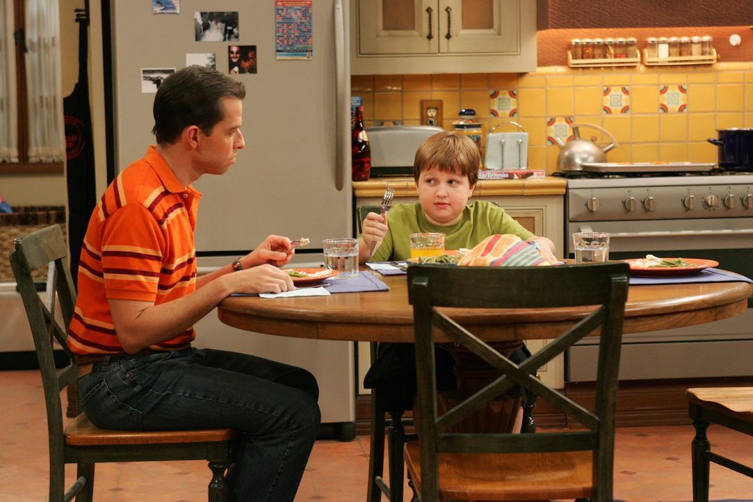Alan (Jon Cryer, l.) will Jake (Angus T. Jones, r.) lernen, dass er nur Cremetörtchen von einer Klassenkameradin annehmen soll, wenn er sie wirklic... - Bildquelle: Warner Brothers Entertainment Inc.