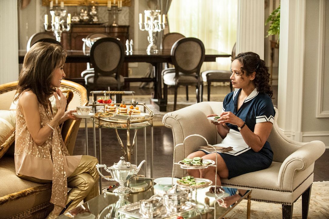 Genevieve (Susan Lucci, l.) unterbreitet Zoila (Judy Reyes, r.) ein Angebot: Sie möchte Valentinas Ausbildung bezahlen, wenn diese als Leihmutter he... - Bildquelle: ABC Studios