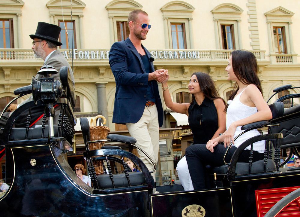 Wer wird die wahre Liebe finden? Dennis (2.v.l.), Mariana (2.v.r.) und Anastasiya (r.) ... - Bildquelle: Richard Hübner ProSieben