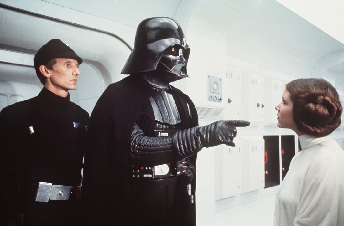 Um an wichtige Informationen zu gelangen, entführt der grausame Darth Vader (David Prowse, M.) die schöne Prinzessin Leia (Carrie Fisher, r.) ... - Bildquelle: Lucasfilm LTD. & TM. All Rights Reserved.