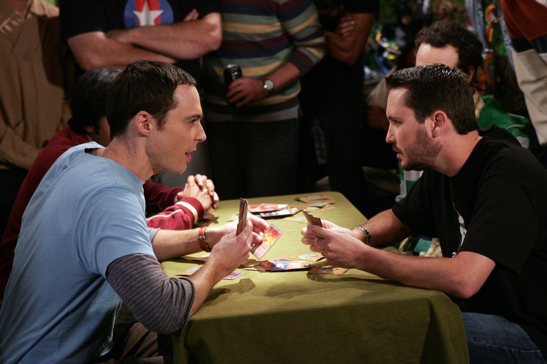 Bei einem Karten-Tournier, will sich Shelden (Jim Parsons, l.) an seinem Erzfeind Wil Wheaton (Will Wheaton, r.) rächen ... - Bildquelle: Warner Bros. Television
