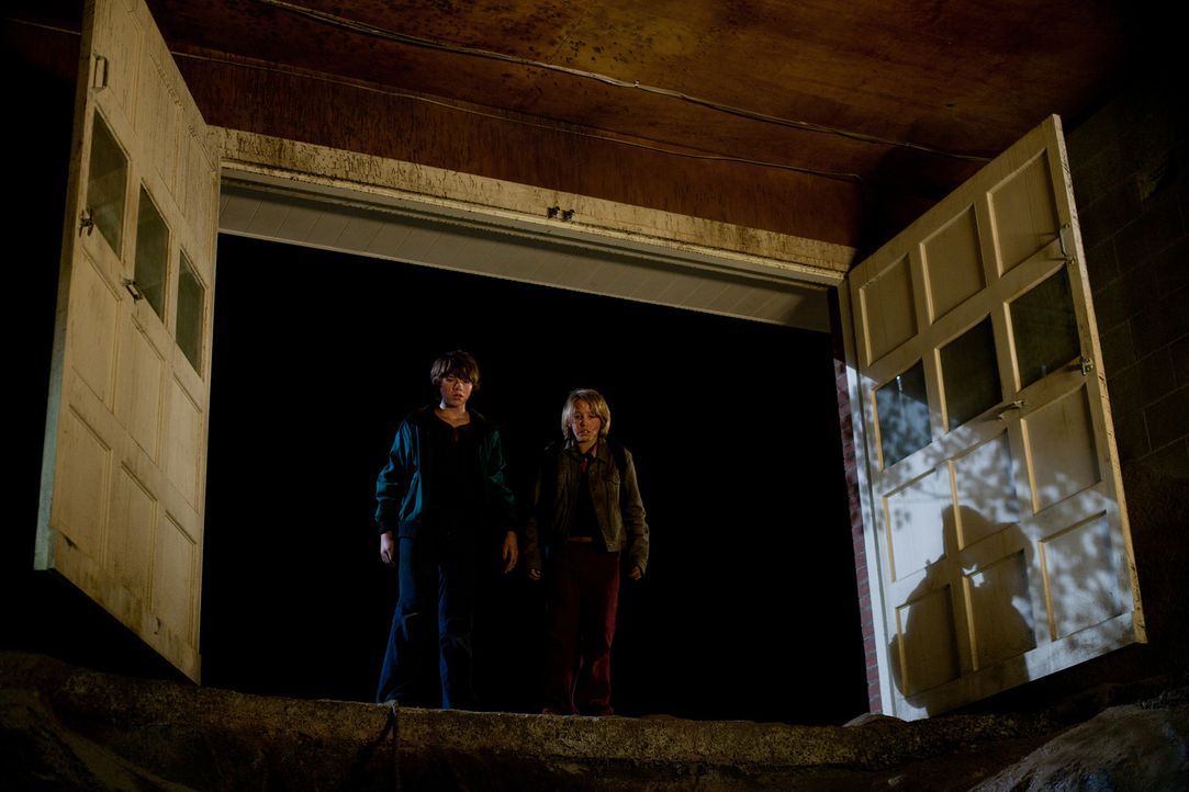 In einer Höhle unter dem Friedhof und dem Wasserturm der Stadt finden Joe (Joel Courtney, l.) und Cary (Ryan Lee, r.) die bewusstlose Alice, doch si... - Bildquelle: PARAMOUNT PICTURES. All Rights Reserved