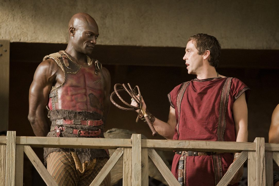 Nach dem Tod von Doctore, wird Drago (Peter Mensah, l.) von Batiatus (John Hannah, r.) zum Ausbilder der Gladiatoren ernannt .... - Bildquelle: 2010 Starz Entertainment, LLC