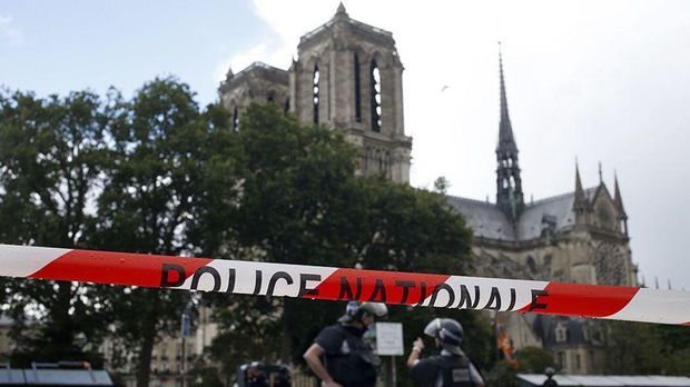 News Newstime Paris Polizei Schiesst Auf Hammer Angreifer Bei Kathedrale Notre Dame 06 06 2017 18 53