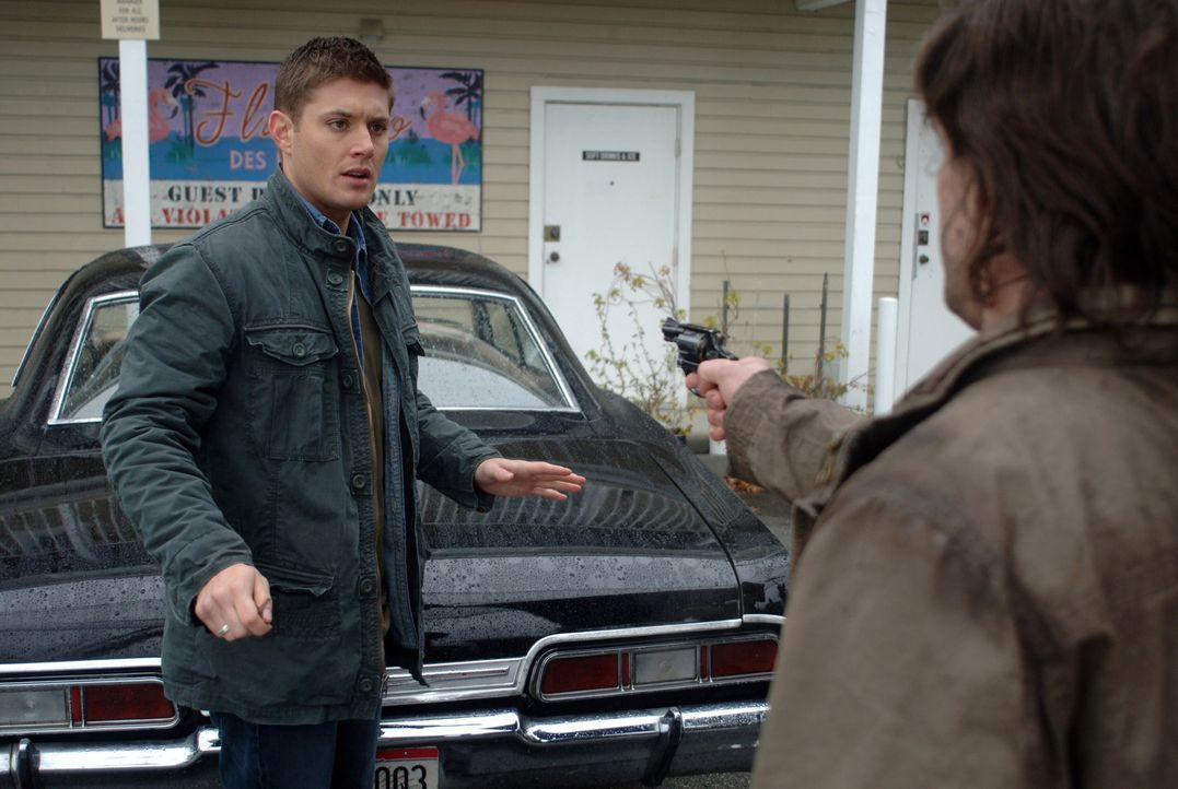 Während Dean (Jensen Ackles, l.) und Sam das Verschwinden eines Mannes untersuchen, wird Dean von Kel (Kasey Kieler, r.) erschossen. Ein Schock fü... - Bildquelle: Warner Bros. Television