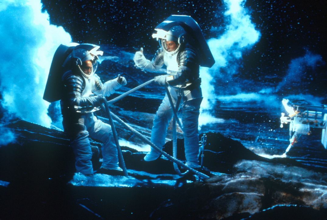 Mit dem neuentwickelten Raumschiff können die Astronauten auf dem Kometen landen. Doch die von ihnen verursachten Atomexplosionen zeigen nicht die... - Bildquelle: TM+  1998 DreamWorks L.L.C. and Paramount Pictures All Rights Reserved