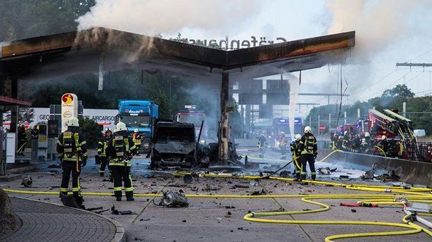 Auto rast in Tankstelle