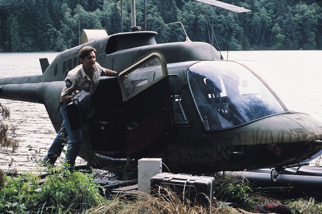 Mit einer groß angelegten Lockaktion, bei der eine an einem Hubschrauber hängende Kuh als Köder eingesetzt wird, hofft Wildhüter Jack (Bill Pullman)... - Bildquelle: Tobis Film