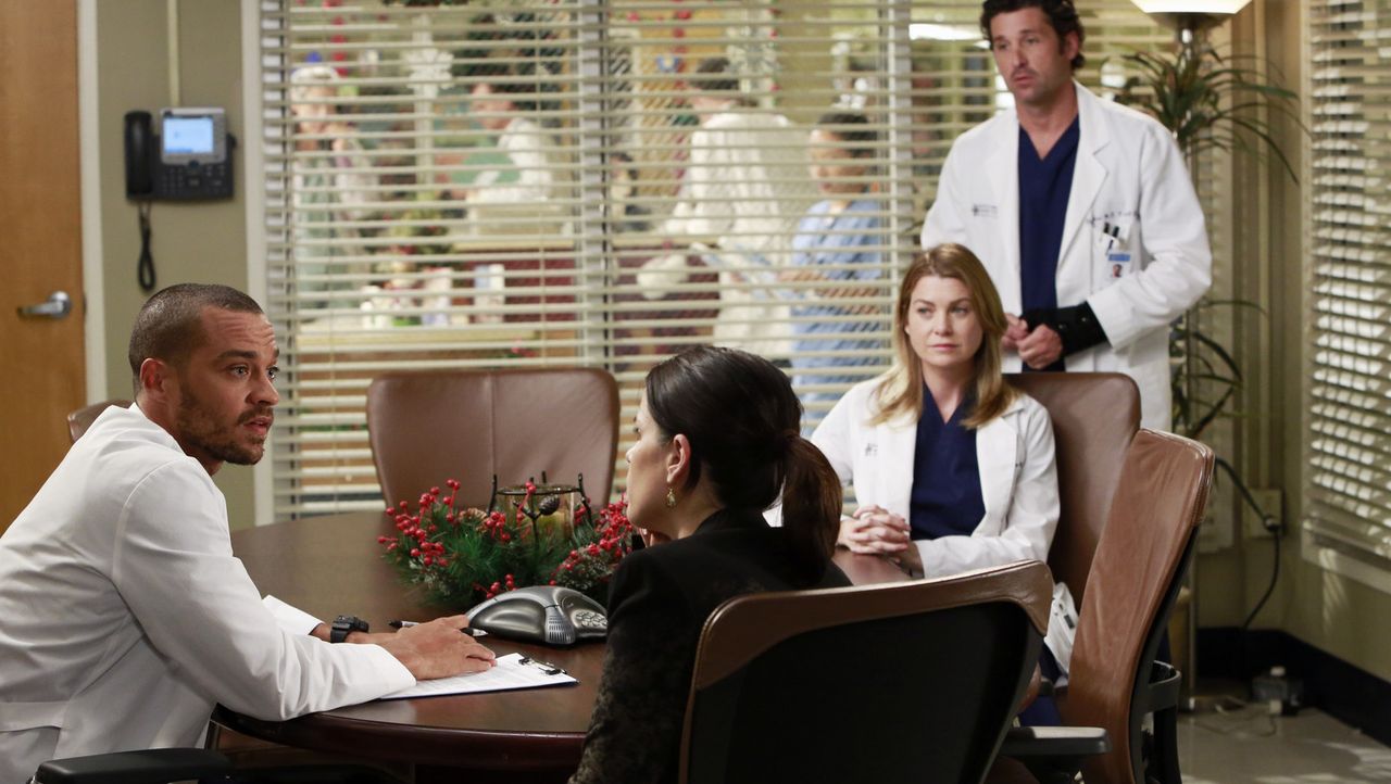 Während Lizzie (Neve Campbell, 2.v.l.) Meredith (Ellen Pompeo, 2.v.r.) gehörig die Meinung sagt, versucht Jackson (Jesse Williams, l.) Derek (Patr... - Bildquelle: ABC Studios
