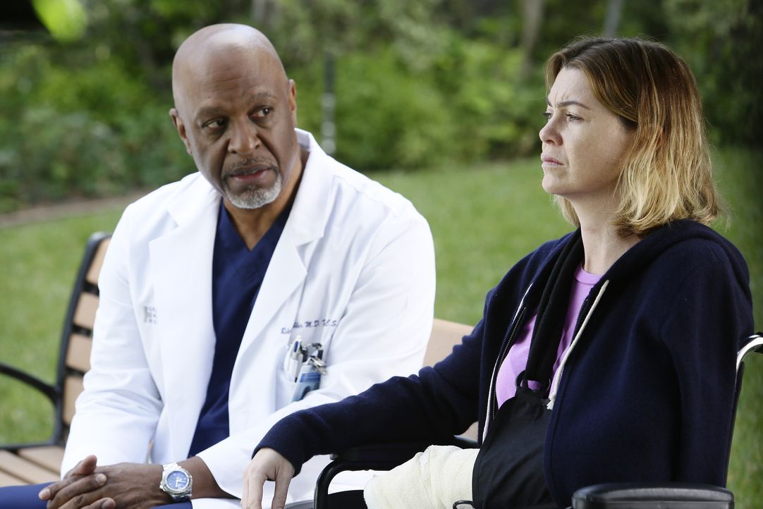 Als Meredith (Ellen Pompeo, r.) während einer Behandlung von einem Patienten attackiert wird, sorgen sich Webber (James Pickens Jr., l.) und die and... - Bildquelle: Nicole Wilder ABC Studios