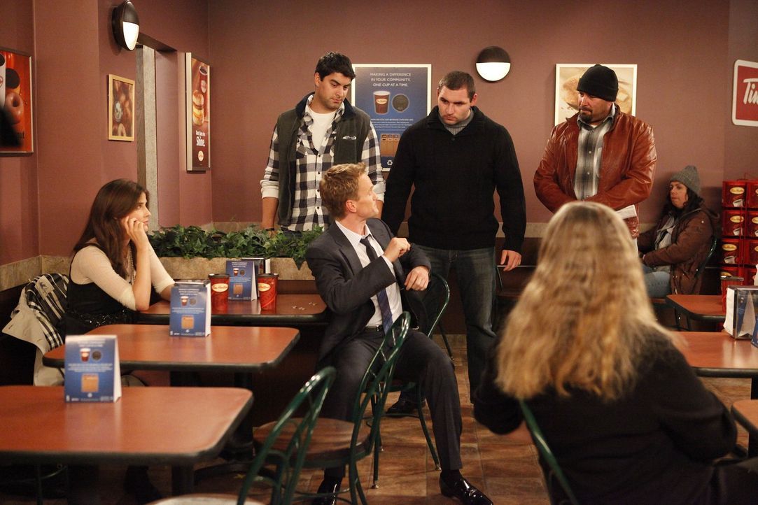 Barney (Neil Patrick Harris, 3.v.l.) macht sich mal wieder über Robin (Cobie Smulders, l.) und ihr Land lustig, bekommt daraufhin aber eine Lektion... - Bildquelle: 20th Century Fox International Television