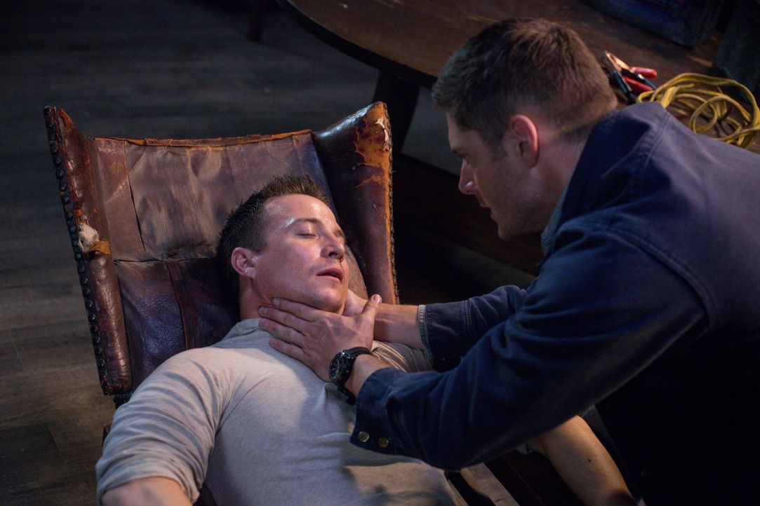 Als Cole (Travis Aaron Wade, l.) ebenfalls von dem Parasiten angegriffen wird, den er zusammen mit Dean (Jensen Ackles, r.) versucht zu bekämpfen, f... - Bildquelle: 2016 Warner Brothers