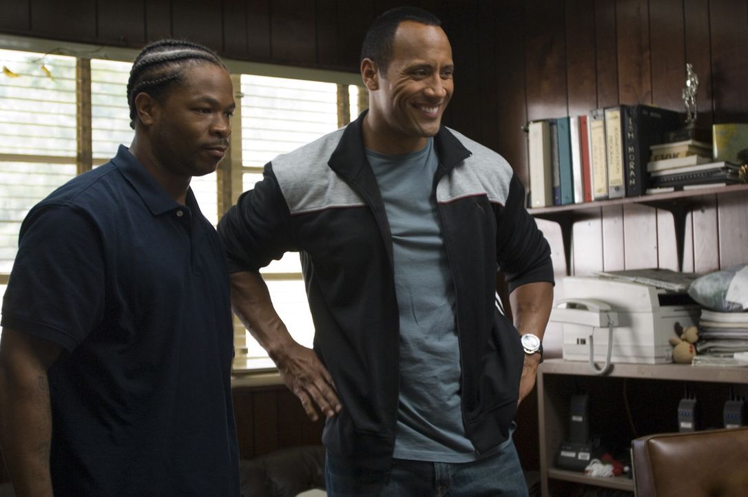 Die Bewährungshelfer Sean Porter (Dwayne Johnson, r.) und Malcom Moore (Xzibit, l.) werden bei ihrem Versuch, eine Häftlings-Footballmannschaft zu... - Bildquelle: Copyright   2006 Columbia Pictures Industries, Inc. and GH One LLC. All Rights Reserved.