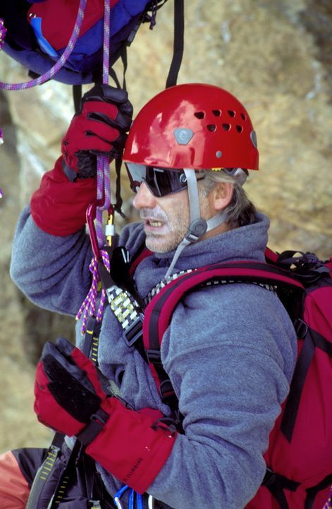 Der leidenschaftliche Bergsteiger Philipp Gabert (Christoph M. Ohrt) wird Opfer eines Anschlags ... - Bildquelle: ProSieben