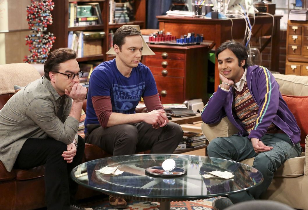 Während Leonard (Johnny Galecki, l.) und Raj (Kunal Nayyar, r.) den Atem anhalten müssen, hat Sheldon (Jim Parsons, M.) seinen ersten richtigen Stre... - Bildquelle: 2016 Warner Brothers