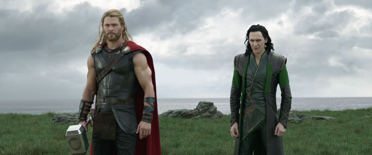 Thor (Chris Hemsworth, l.); Loki (Tom Hiddleston, r.) - Bildquelle: Marvel Studios 2017