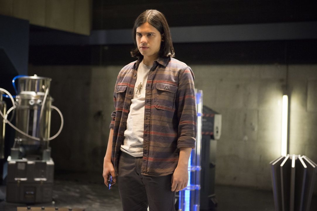 Um endlich die Wahrheit über seine angeblichen Träume zu erfahren, wagt Cisco (Carlos Valdes) einen Versuch ... - Bildquelle: Warner Brothers.