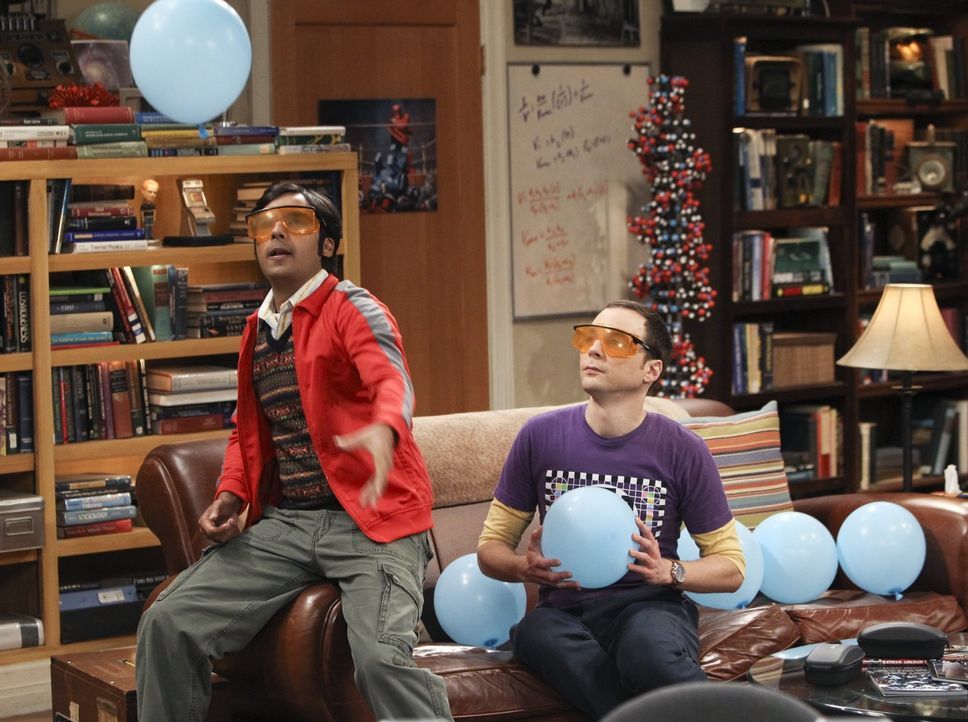 Verbringen einen ganz besonderen Abend miteinander: Sheldon (Jim Parsons, r.) und Raj (Kunal Nayyar, l.) ... - Bildquelle: Warner Bros. Television