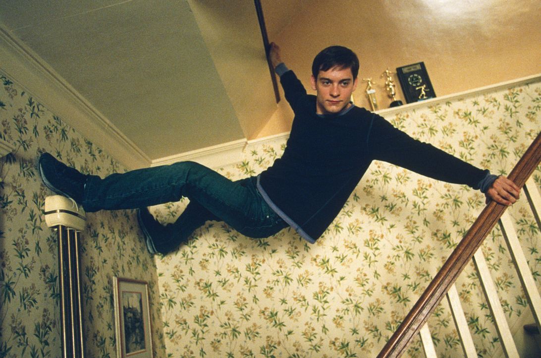 Glatte Wände hochzugehen ist für Peter Parker (Tobey Maguire), nachdem er von einer genmanipulierten Spinne gebissen wurde, kein Problem ... - Bildquelle: 2003 Sony Pictures Television International