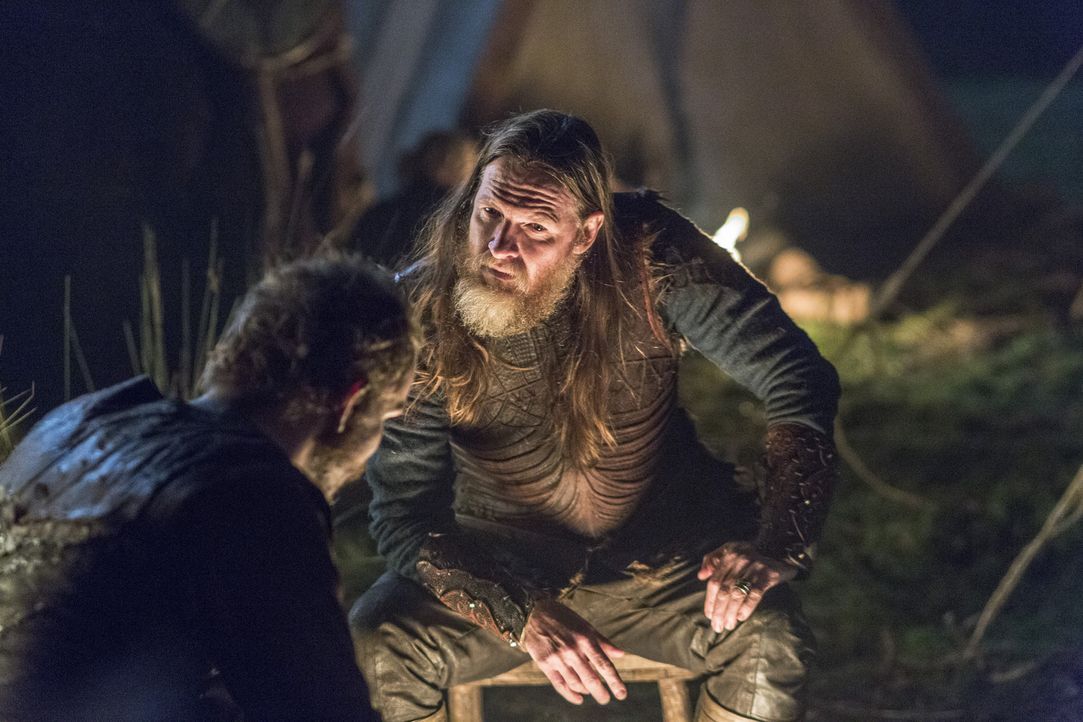 Wird es König Horik (Donal Logue, r.) endgültig schaffen, Floki (Gustaf Skarsgård, l.) in seinem Bann zu ziehen und gegen Ragnar aufzubringen? - Bildquelle: 2014 TM TELEVISION PRODUCTIONS LIMITED/T5 VIKINGS PRODUCTIONS INC. ALL RIGHTS RESERVED.