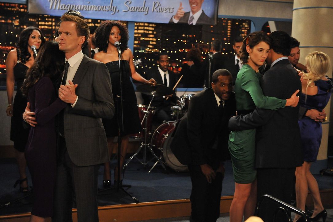 Barney (Neil Patrick Harris, 2.v.l.) und Robin (Cobie Smulders, 2.v.r.) befinden sich in einer unbequemen Situation, da sie vor Nora (Nazanin Boniad... - Bildquelle: 20th Century Fox International Television