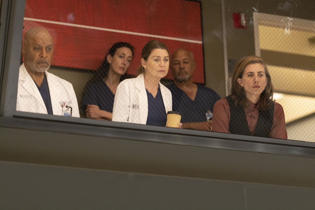 (v.l.n.r.) Richard Webber (James Pickens jr.); Meredith Grey (Ellen Pompeo); Dr. Kai Bartley (E.R. Fightmaster) - Bildquelle: © 2021 American Broadcasting Companies, Inc. All rights reserved.