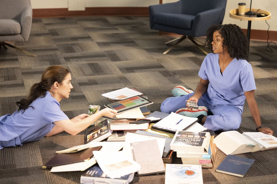 Dr. Jules Millin (Adelaide Kane, l.); Dr. Simone Griffith (Alexis Floyd, r.) - Bildquelle: Liliane Lathan © 2022 American Broadcasting Companies, Inc. All rights reserved. / Liliane Lathan