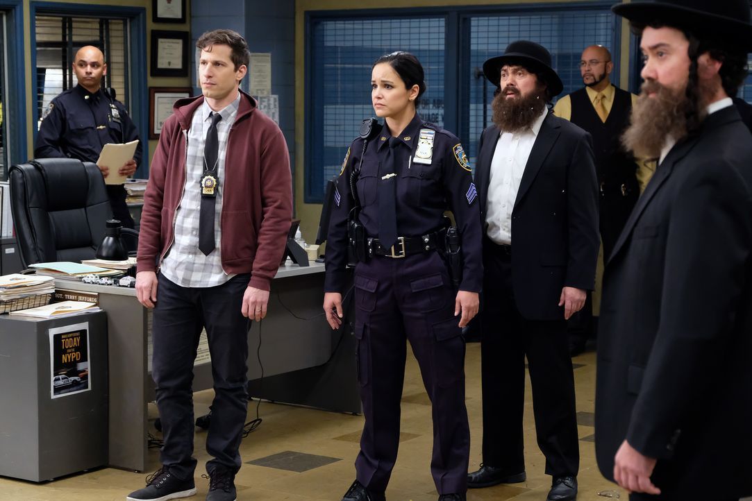 (v.l.n.r.) Jake Peralta (Andy Samberg); Amy Santiago (Melissa Fumero); Charles Boyle (Joe Lo Truglio); Bill (Winston Story) - Bildquelle: John P. Fleenor 2019 UNIVERSAL TELEVISION LLC. All rights reserved. / John P. Fleenor