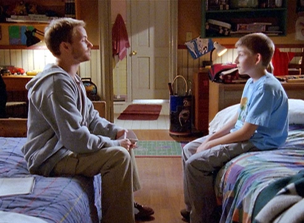 Dewey (Erik Per Sullivan, r.) ist stolz, als sein ältester Bruder Francis (Christopher Masterson, l.) Zeit mit ihm verbringen will, doch in Wirklich... - Bildquelle: TM &   2005 - 2006 Twentieth Century Fox Film Corporation and Regency Entertainment (USA), Inc.