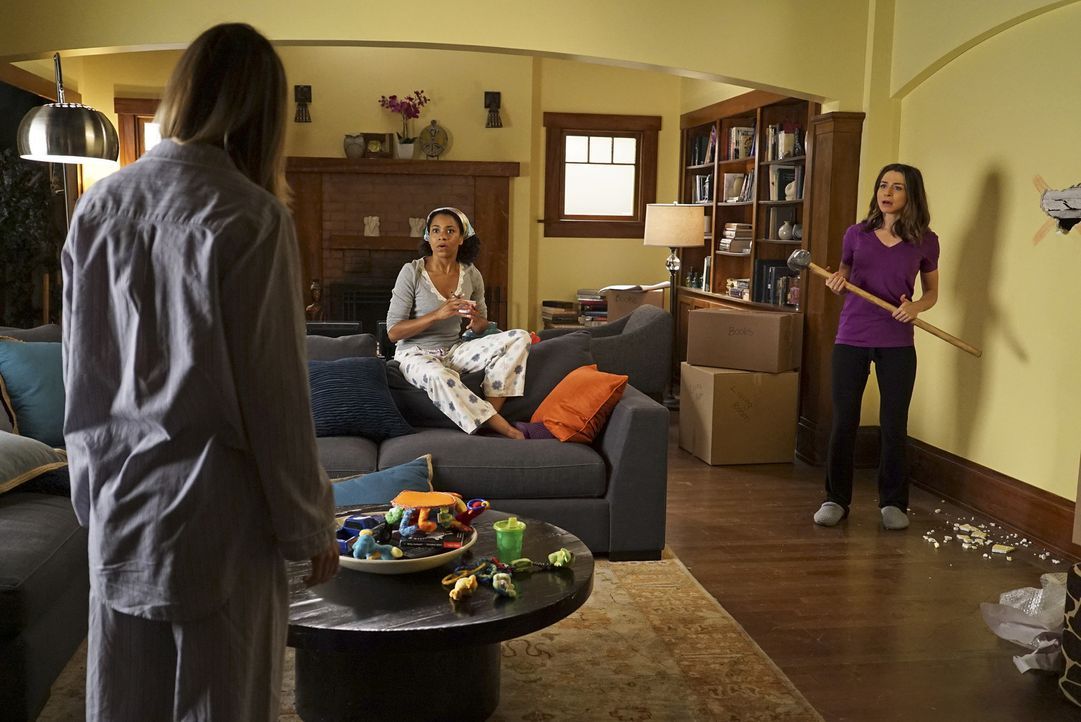 Während Bailey um die Chefarztposition kämpft, geraten Meredith (Ellen Pompeo, l.) und Amelia (Caterina Scorsone, r.) in ihrer WG immer wieder anein... - Bildquelle: Richard Cartwright ABC Studios