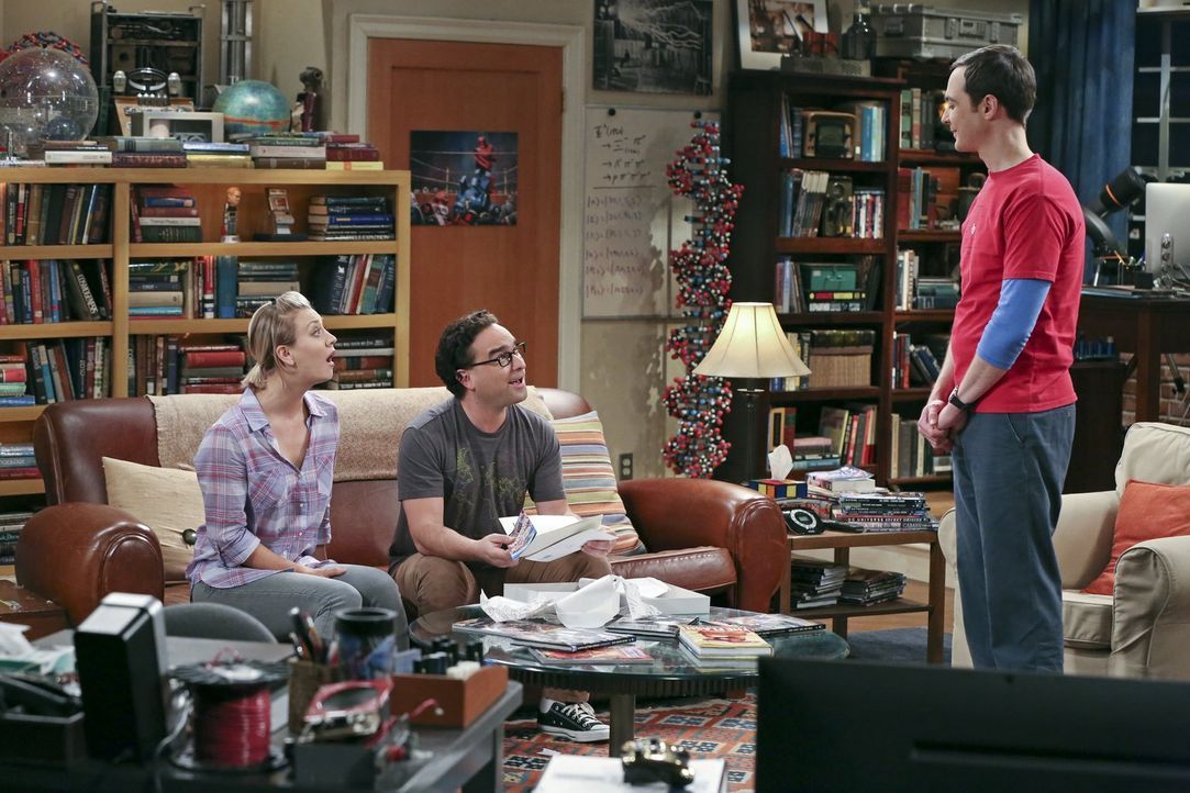Eigentlich wollen Penny (Kaley Cuoco, l.) und Leonard (Johnny Galecki, M.) ein Gespräch über ihre Beziehung führen, aber dann funkt Sheldon (Jim Par... - Bildquelle: 2015 Warner Brothers