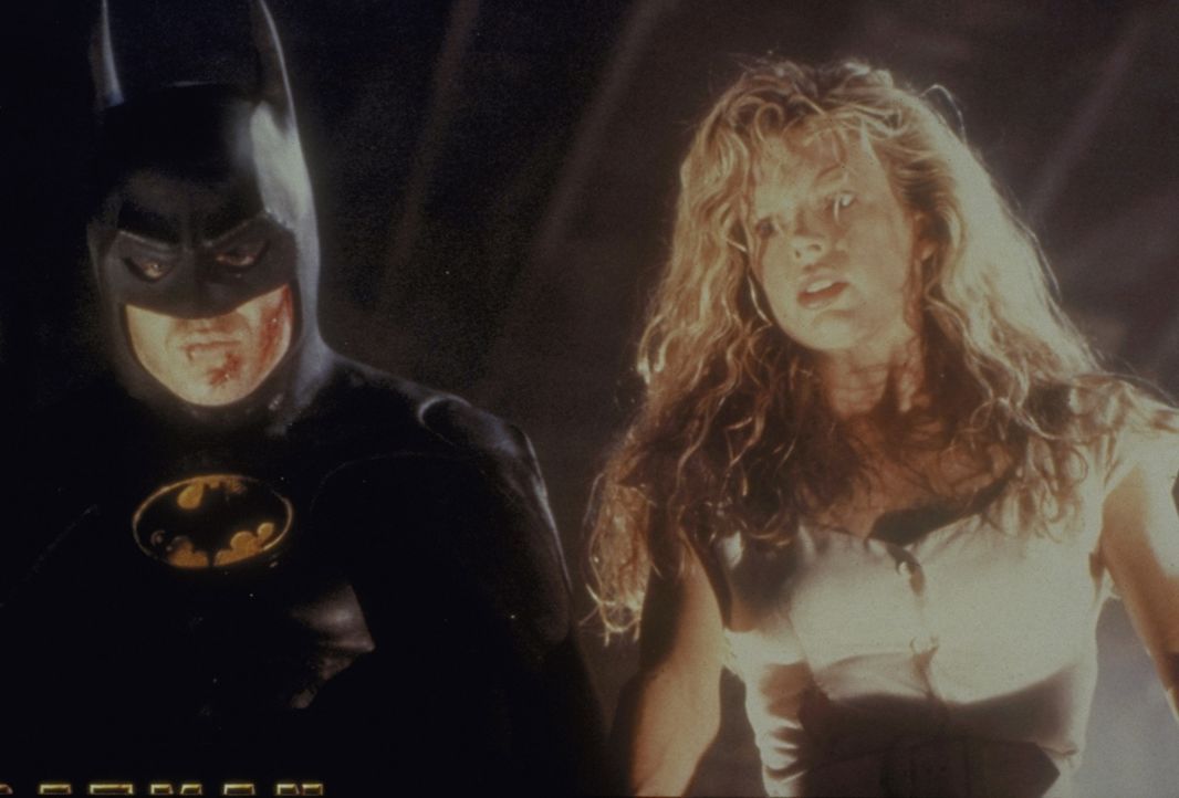 In letzter Sekunde gelingt es Batman (Michael Keaton, l.), die schöne Vicki Vale (Kim Basinger, r.) aus den Klauen seines Erzfeindes zu retten ... - Bildquelle: Warner Bros.
