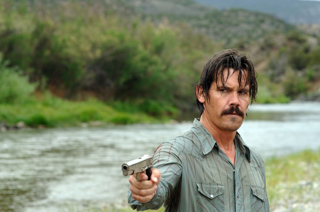 Vietnamveteran Llewelyn Moss (Josh Brolin) wird von einem Teufel in Menschengestalt gejagt ... - Bildquelle: 2008 by PARAMOUNT VANTAGE, a Division of PARAMOUNT PICTURES, and MIRAMAX FILM CORP. All Rights Reserved.