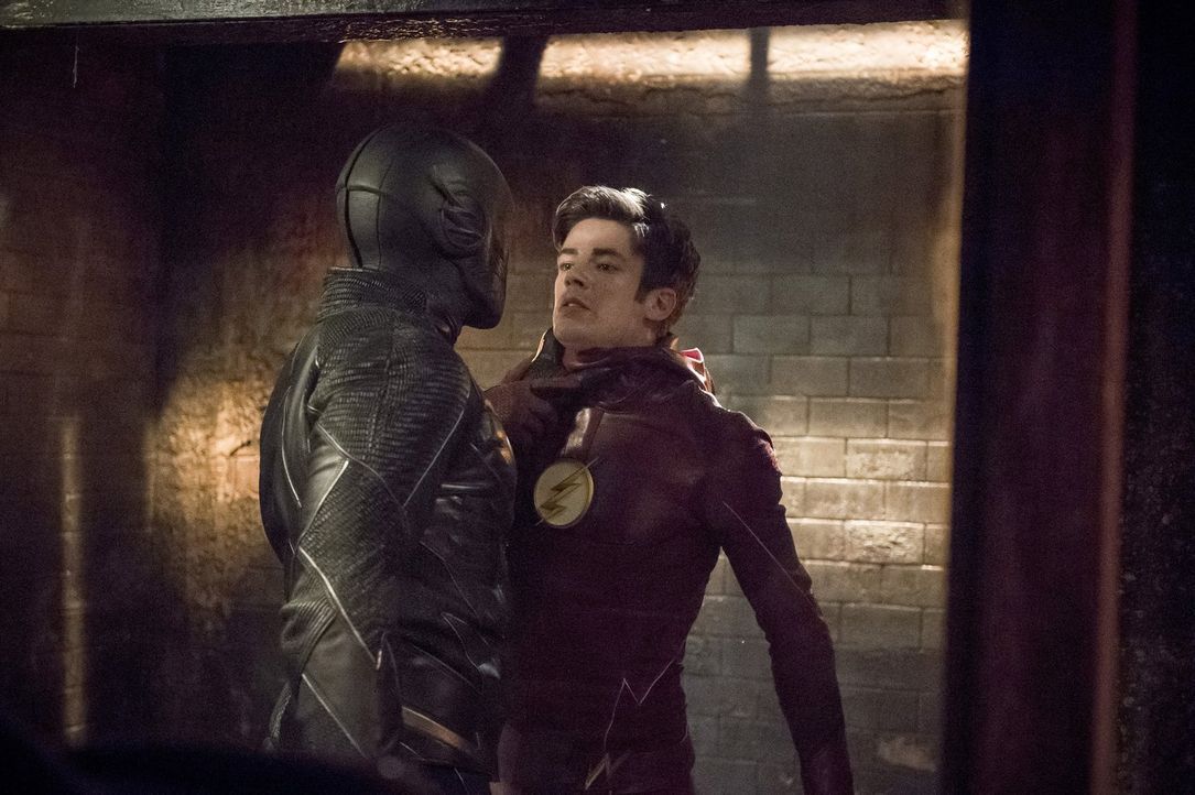Während Zoom (Tony Todd, l.) Barry alias The Flash (Grant Gustin, r.) in seiner Gewalt hat, müssen Caitlin und Jay auf der Erde 1 ein gefährliches M... - Bildquelle: Warner Bros. Entertainment, Inc.