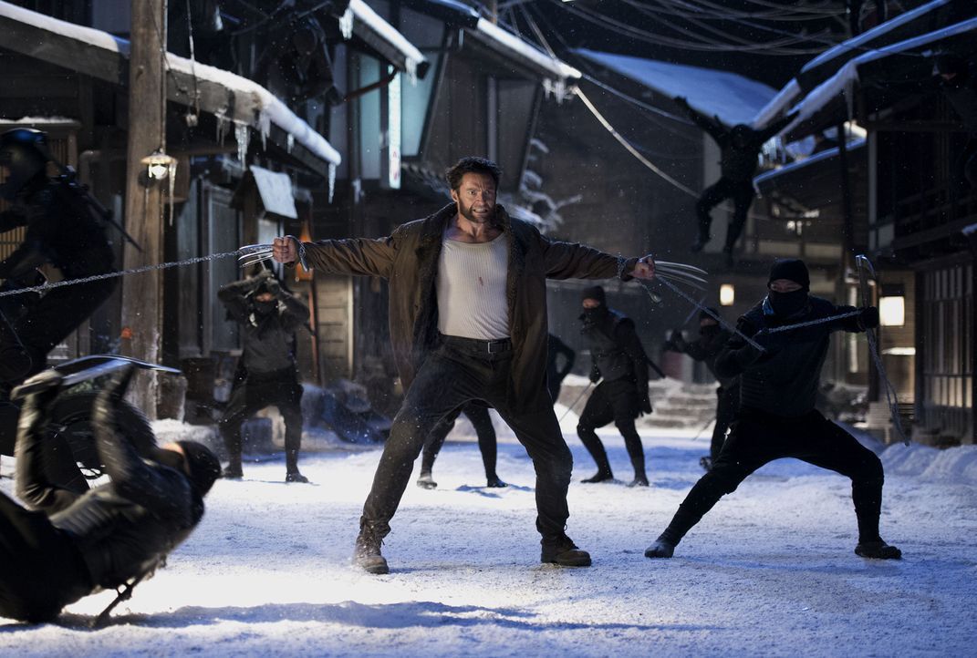 Ahnt noch nicht, dass seine Kräfte massiv angezapft wurden: Wolverine (Hugh Jackman) ... - Bildquelle: Ben Rothstein 2013 Twentieth Century Fox Film Corporation. All rights reserved.
