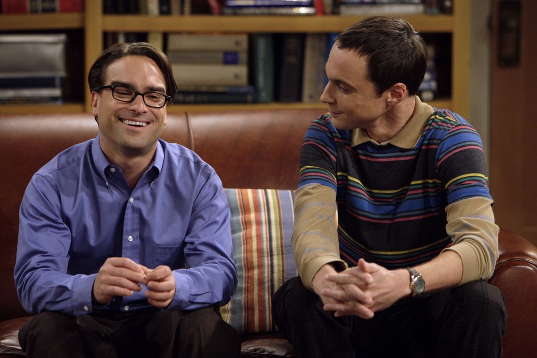Als Sheldon (Jim Parsons, r.), wegen seiner Erzfeindin Leslie Winkle auch noch die gemeinsame Wohnung verlassen muss, damit Leonard (Johnny Galecki,... - Bildquelle: Warner Bros. Television