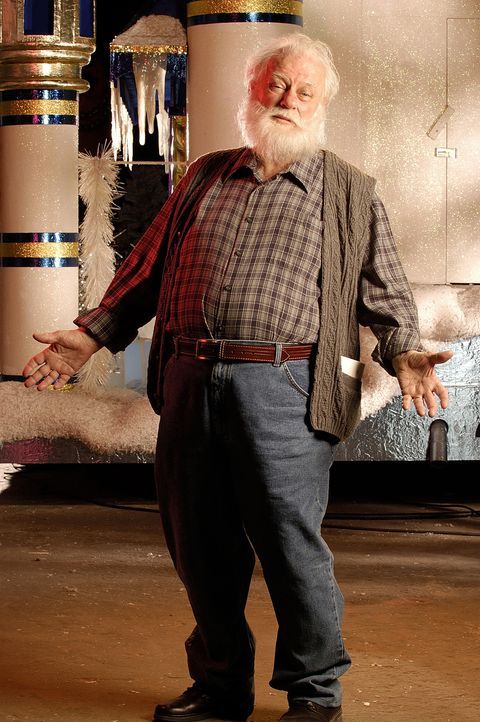 Muss einen Haufen Familienväter in die Rolle des Santa Claus einführen: der hilfsbereite und liebenswürdige Ozzie (Charles Durning) - Bildquelle: TM &   2009 CBS Studios Inc. All Rights Reserved.