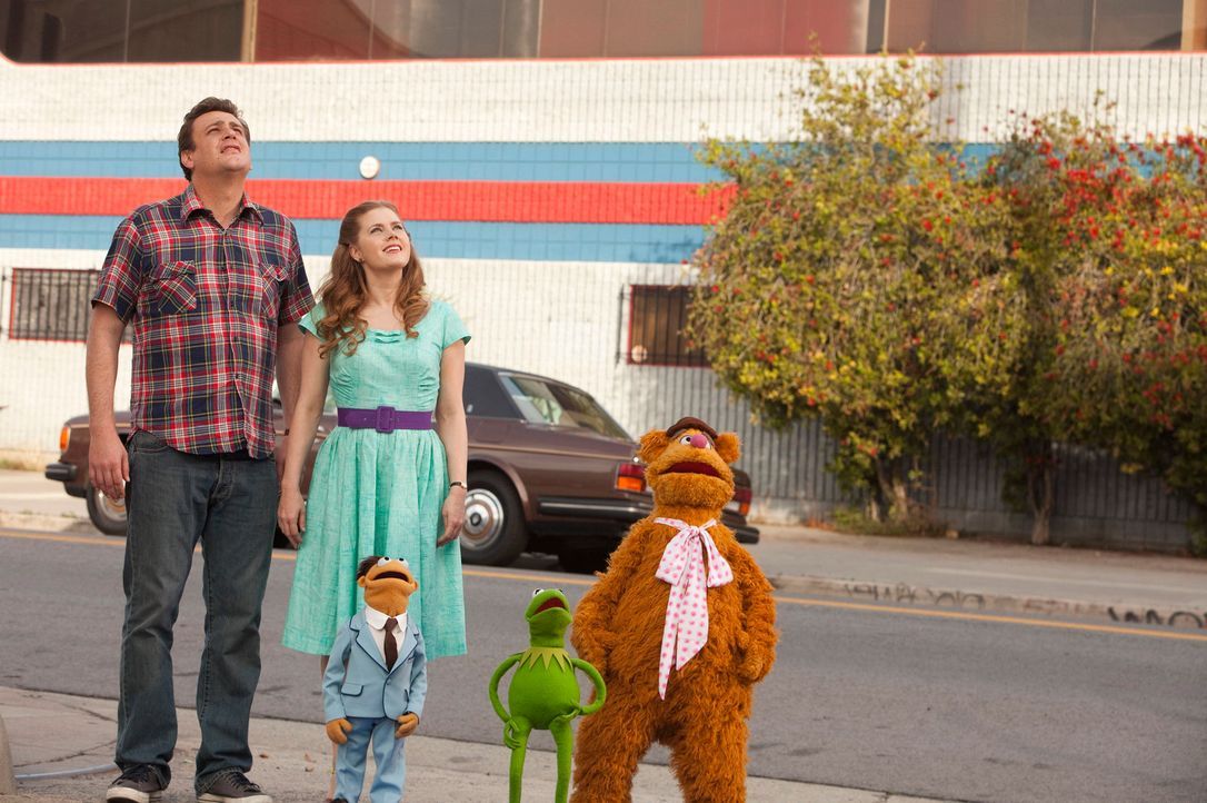 Als Gary (Jason Segel, l.) und Mary (Amy Adams, 2.v.l.) vom geplanten Abriss der Muppet-Studios erfahren, setzten sie gemeinsam mit Walter (3.v.l.),... - Bildquelle: The Muppets Studio, LLC. All rights reserved