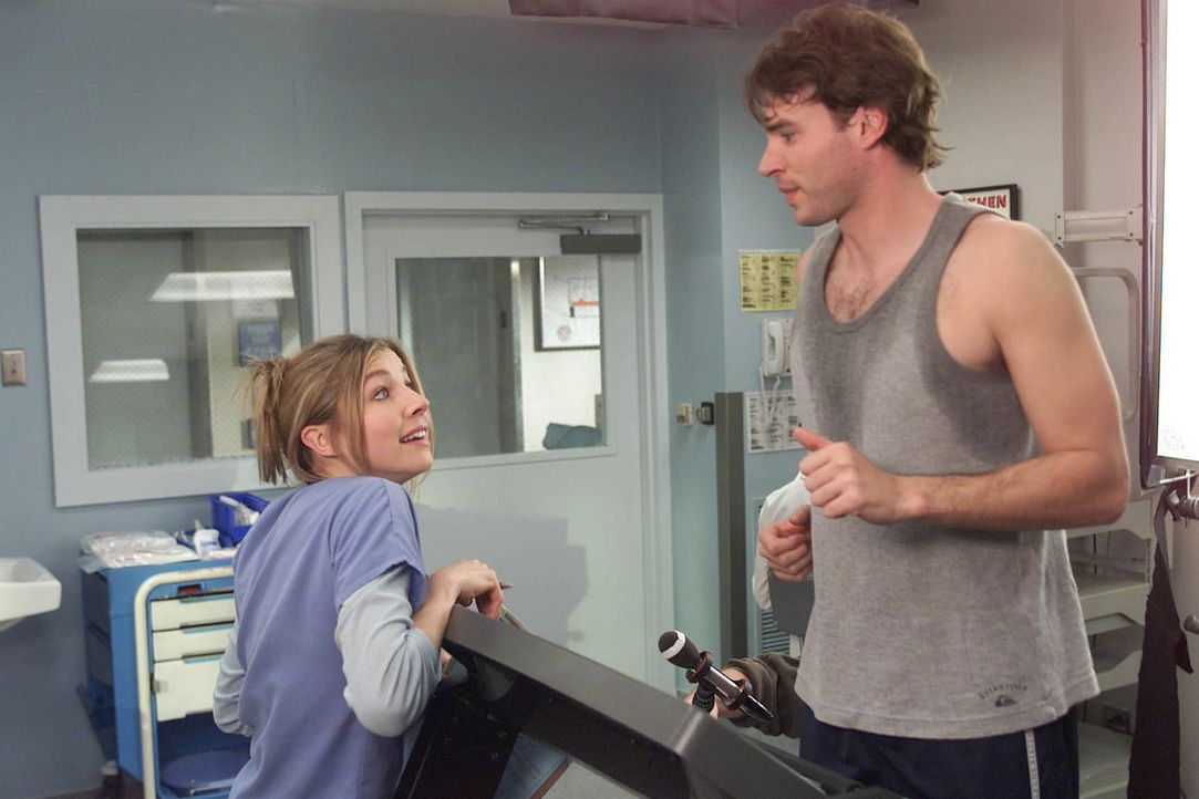 Elliott (Sarah Chalke, l.) macht ihrem neuen Patienten Sean (Scott Foley, r.) Avancen, doch dieser ist so sehr mit seinen Neurosen beschäftigt, dass... - Bildquelle: Touchstone Television