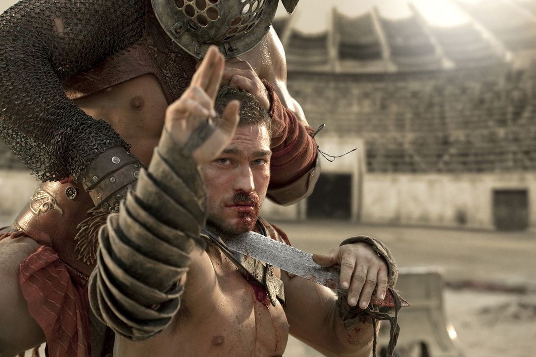 Lange Zeit gelingt es Spartakus (Andy Whitfield) Crixus standzuhalten, doch dann unterliegt er. Wider Erwarten streckt er zwei Finger in die Höhe,... - Bildquelle: 2010 Starz Entertainment, LLC