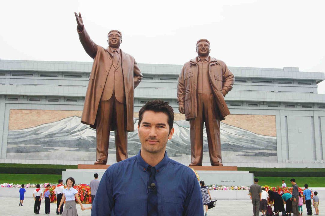 Stefan Gödde in Nordkorea vor den Statuen der verstorbenen Machthaber: Links der Ewige Präsident Kim Il Sung, rechts der Ewige General Kim Jong Il. - Bildquelle: ProSieben